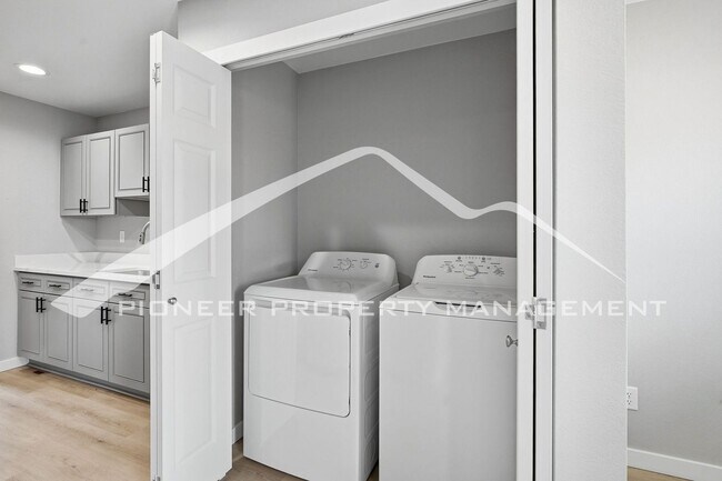 Building Photo - Spacious Condo with Washer/Dryer and Central AC