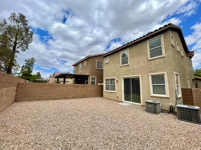 Building Photo - Gorgeous 3 bed, 2 1/2bath home.