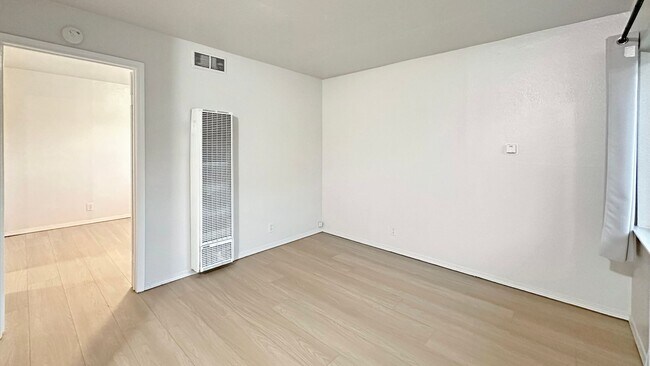 Building Photo - Cozy 1-bdrm, 1-bath in gated complex, includes 1 parking space, Located steps from schools and Hi...