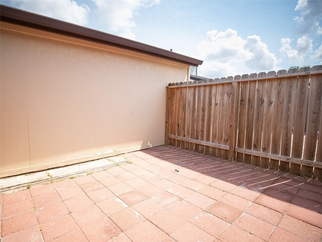 Building Photo - 10254 Valleywood Dr