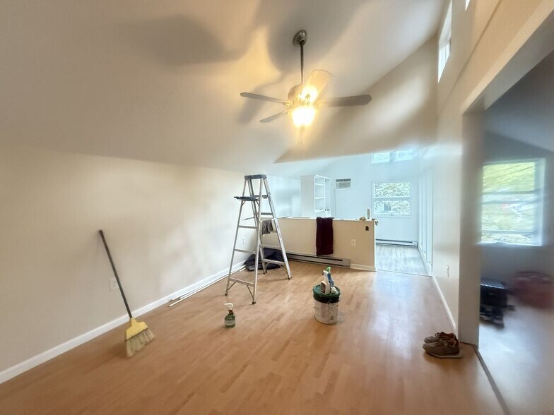 Building Photo - 1049 Alpine Dr