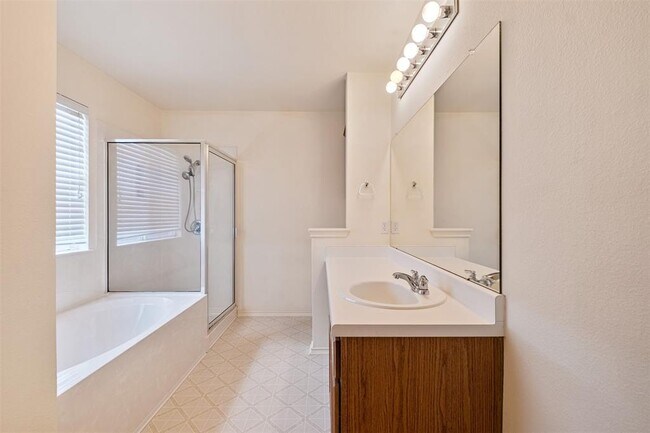 Building Photo - 104 Pond Way