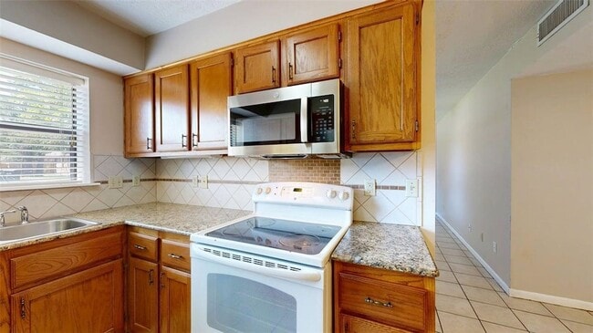 Building Photo - 1002 Hardwood Ln