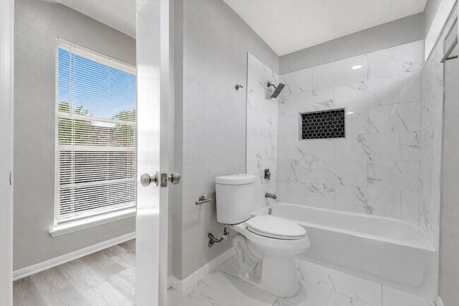 Building Photo - 15811 Pathfield Dr
