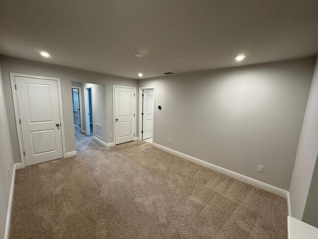 Building Photo - Beautifully maintained 3-bedroom, 2.5-bath townhome