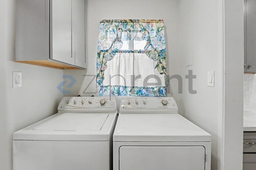 Building Photo - Unit
