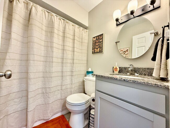 Building Photo - Cozy Two Bedroom Apartment in the City Center