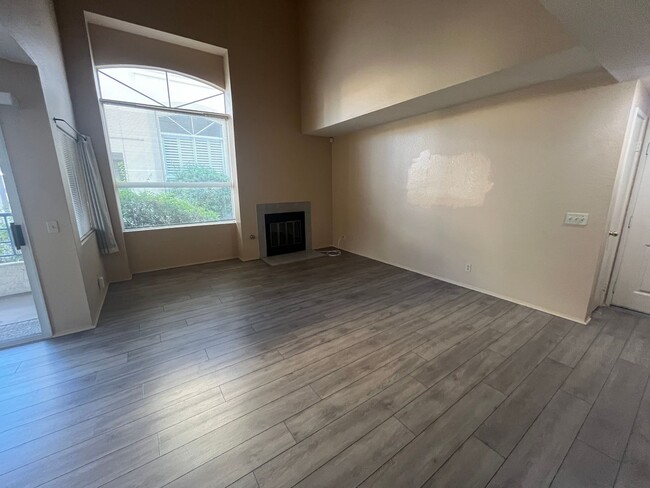 Building Photo - 2 Bedroom, 2.5 Bathroom Condo for Rent in ...