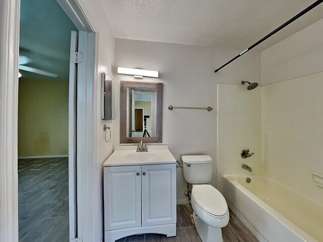 Building Photo - 422 Dollins St