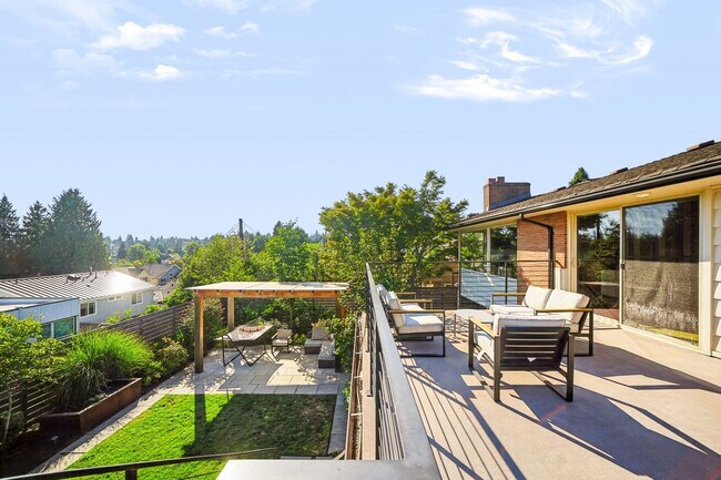 Building Photo - 5615 Princeton Ave NE