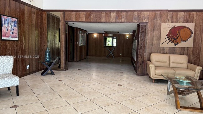 Building Photo - 240 Lakeview Dr