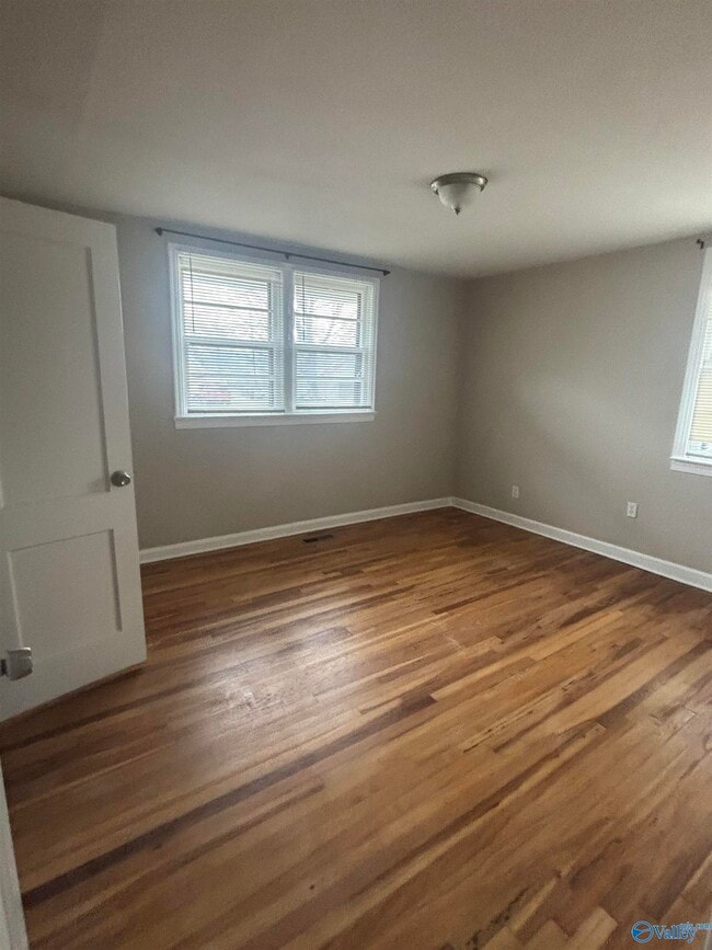 Building Photo - 2204 Bide a Wee Dr NE