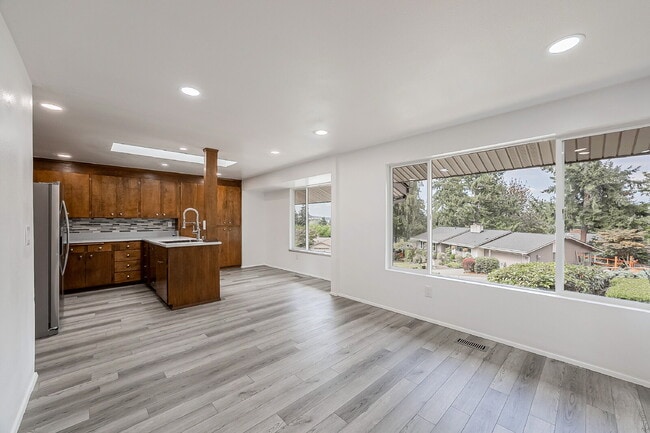 Building Photo - 13918 SE 23rd St