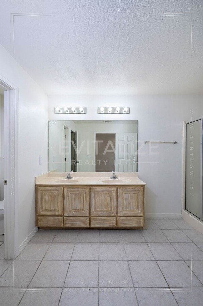 Building Photo - Lovely 3 Bed 2 Bath Brick Home Just Minutes from the Beach!