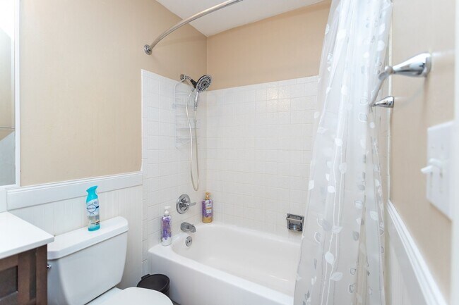 Building Photo - BEAUTIFUL 4BD SPLIT-LEVEL HOME in VILLA LO...