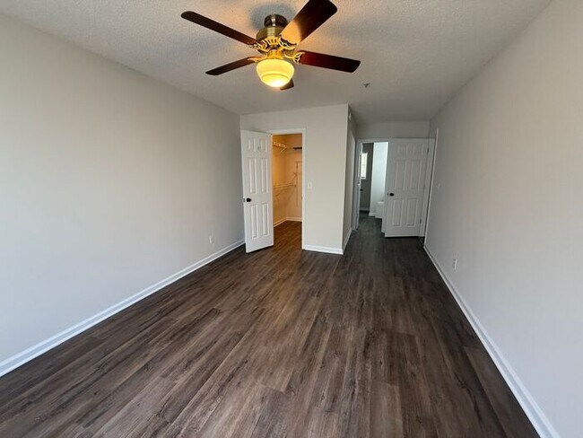 Building Photo - Modern Updated Top Floor unit! Freshly Pai...