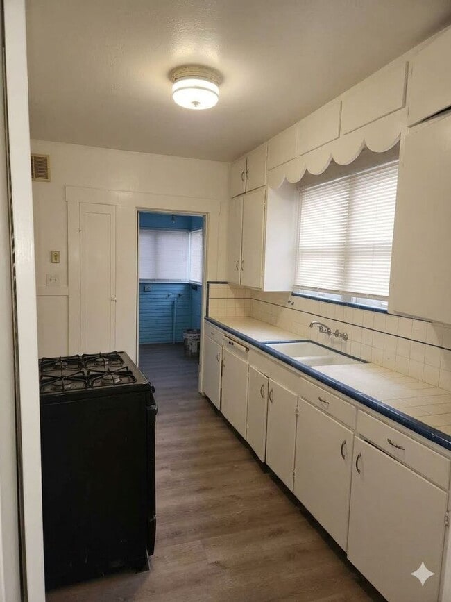Building Photo - Charming 2 Bedroom 1 bathroom Downtown Modesto Home