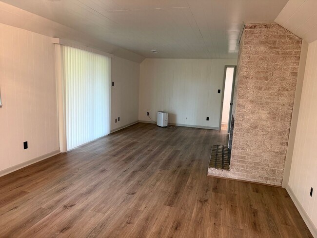 Building Photo - Knoxville 37923 - 3 bedroom 2 bath home located in heart of West Knoxville with separate 1 bedroo...