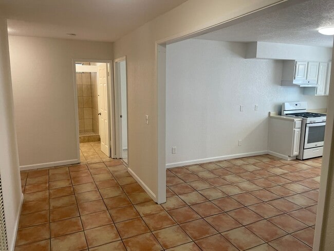 Building Photo - 5 Bedroom 2 Bathroom Apartment in Goleta