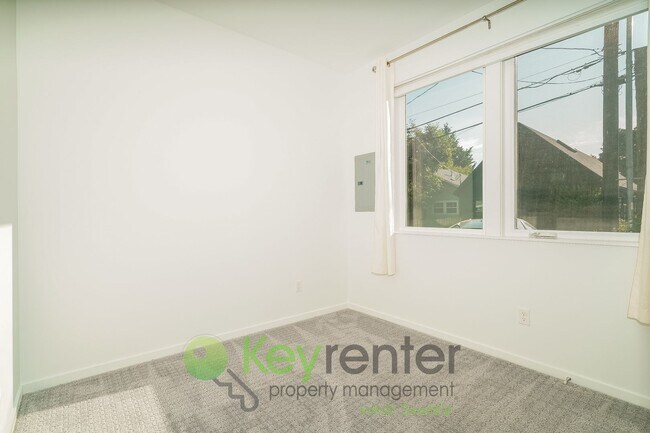 Building Photo - Luxury 3-Bedroom Apartment with Rooftop De...