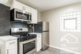 Building Photo - 2853 W Dickens Ave