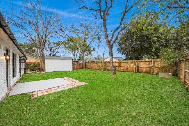 Building Photo - 718 Land Grant Dr