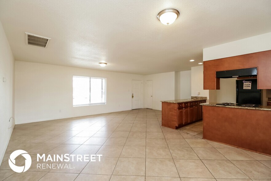 Building Photo - 4725 W Crittenden Ln