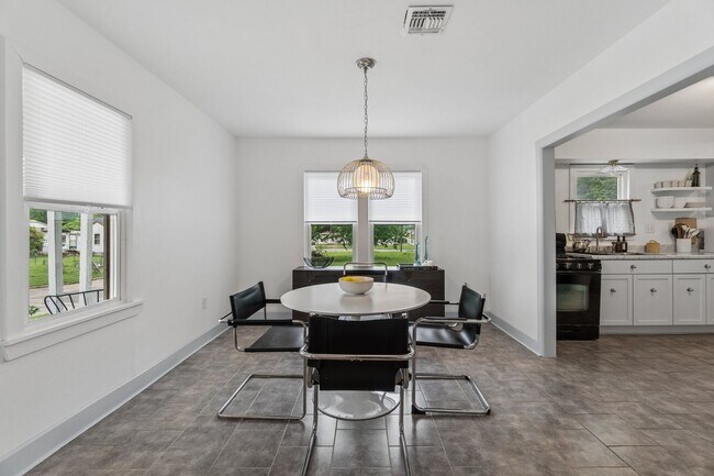 Building Photo - Charming 3-Bedroom Home with Modern Finishes and Inviting Patio!