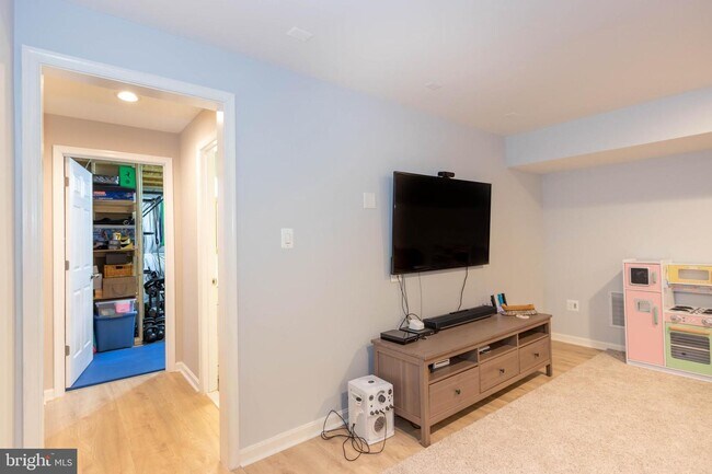 Building Photo - 8061 Side Hill Dr