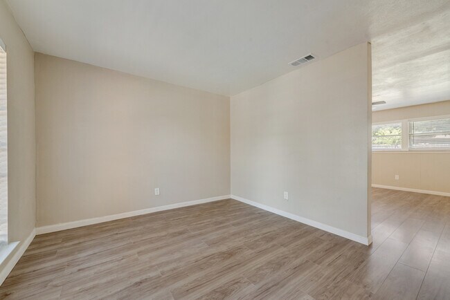 Building Photo - 3 bedroom Home with Prime Location