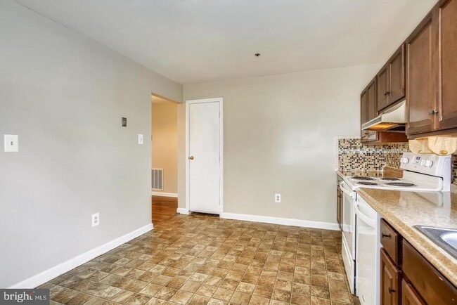 Building Photo - 1670 Brooksquare Dr