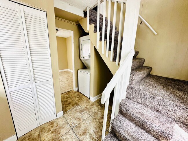 Building Photo - Updated FOUR bedroom home in South Louisville