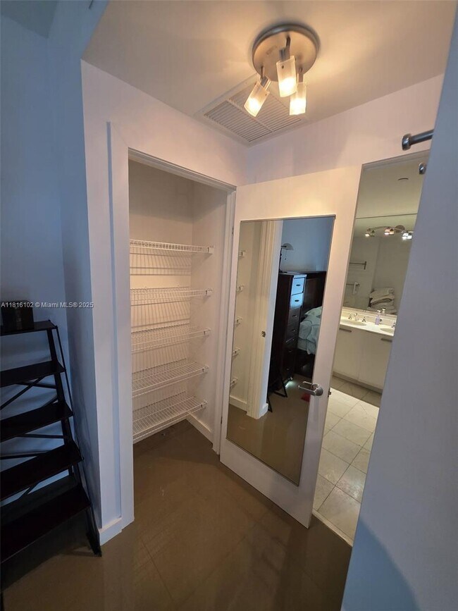 Building Photo - 1060 Brickell Ave