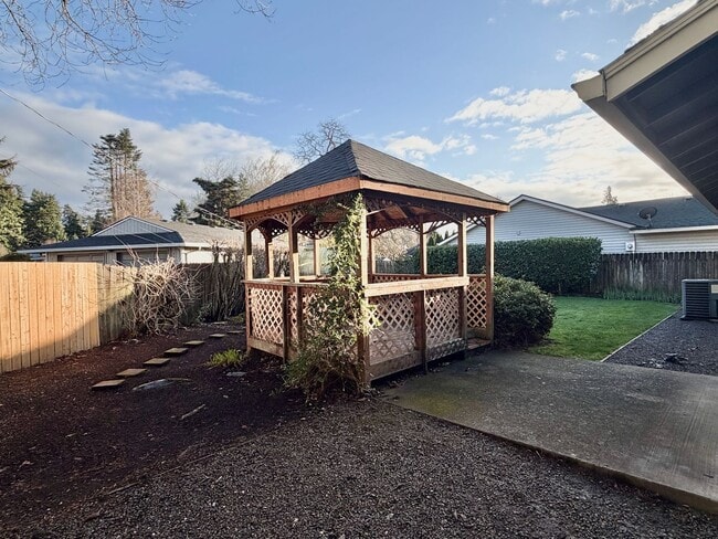 Building Photo - Adorable Quiet park like setting in fruit valley sunsets with landscaping provided