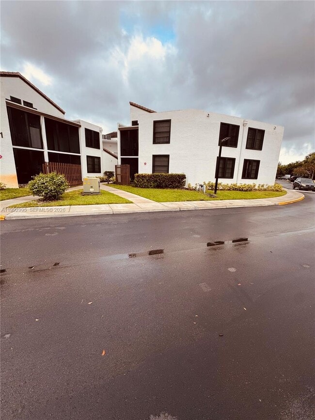 Building Photo - 211 Lake Pointe Dr