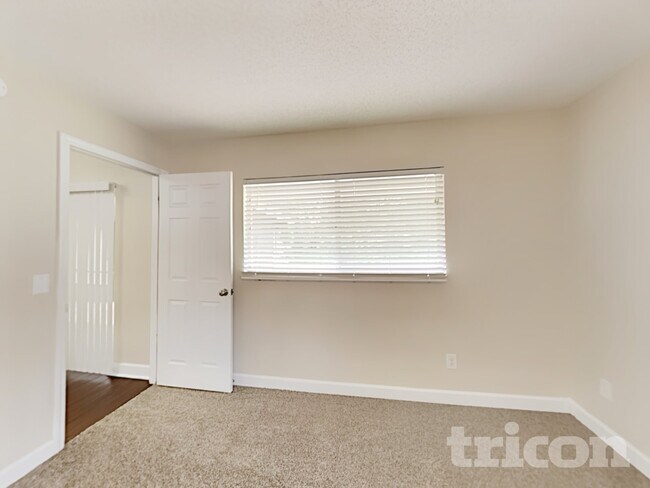 Building Photo - 260 12 League Cir