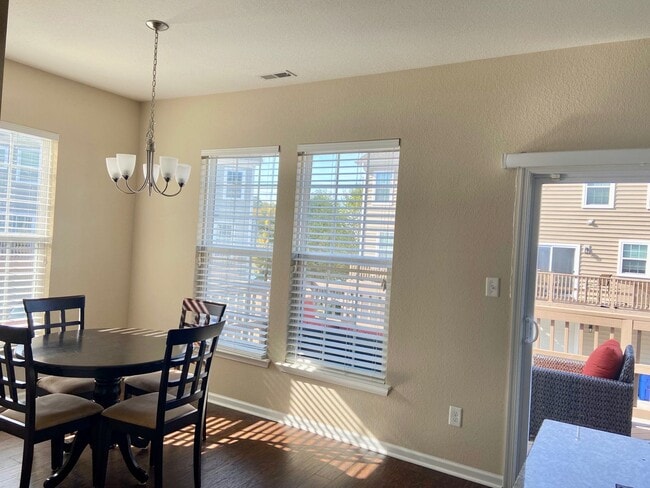 Building Photo - 4BD/3.5BA Gorgeous End Unit Townhouse with...