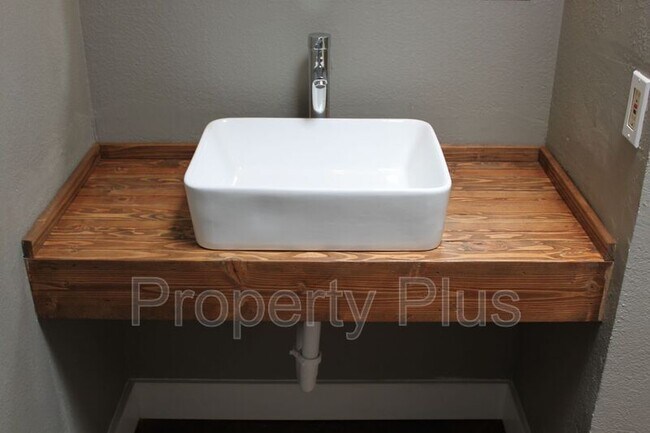 Building Photo - 1228 S McKemy St