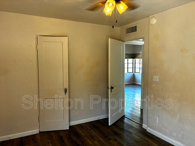 Building Photo - 1802 N Laurel Ave