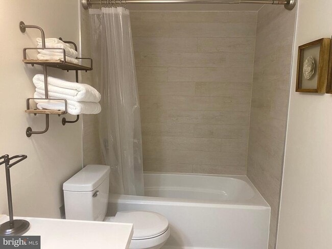 Building Photo - 3550 Bay View Dr