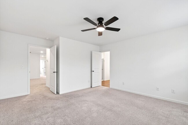 Building Photo - Charming 3BR End-Unit Townhome in Wake Forest!