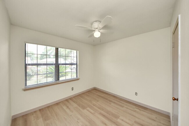 Building Photo - 2404 Grape Ln