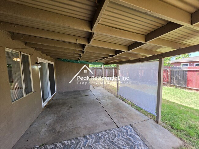 Building Photo - A Charming 3bd/1ba Fruitridge Manor Area Home with Garage