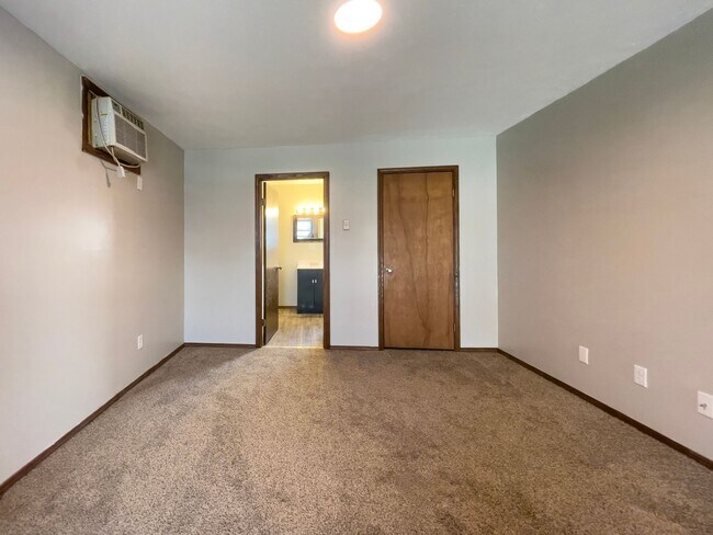Building Photo - 2213 E Memorial Dr