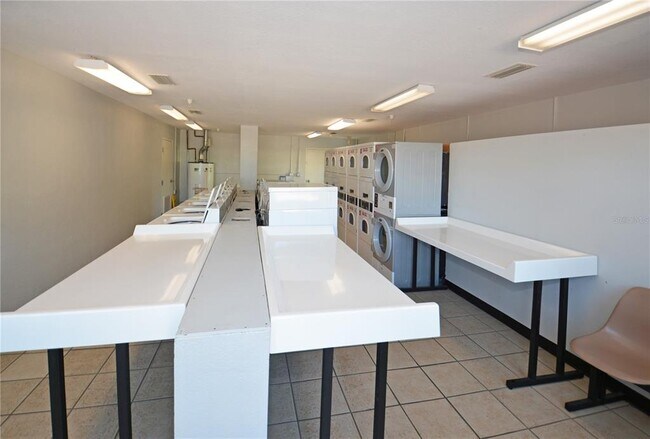 Building Photo - 204 Pompano Dr SE