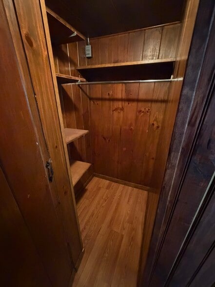 walk in closet - 9505 165th Ave