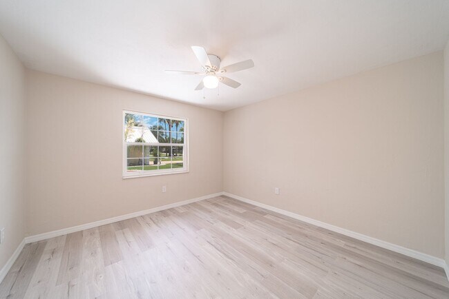 Building Photo - Welcome to your dream rental in Cape Coral! This fully remodeled, MONTH TO MONTH available home.