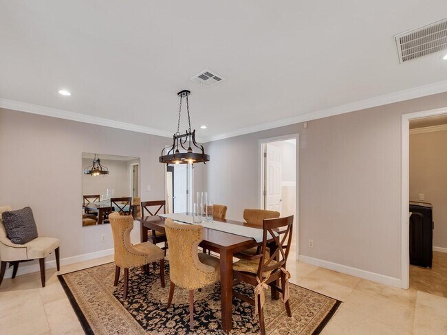 Building Photo - 527 E Causeway Blvd