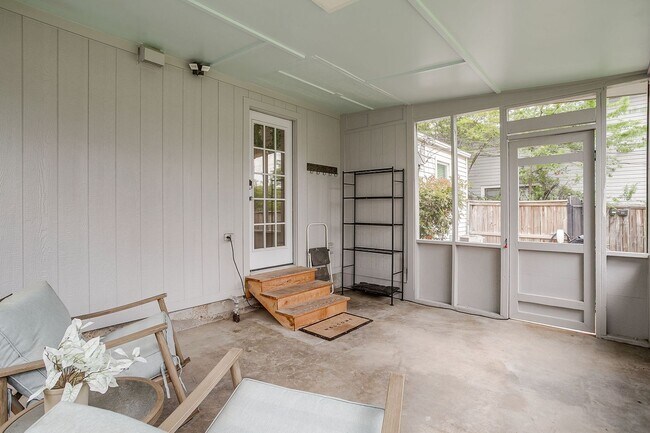 Building Photo - Pristine 2 Bed, 1 Bath Home for Rent in the Cultural District- 76107