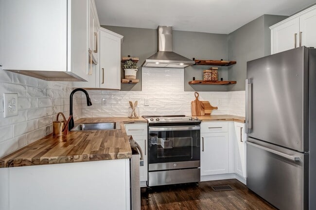 Building Photo - Charming Bungalow with 1 Bedroom Plus Office, Fenced Yard and Pet Friendly in East Nashville